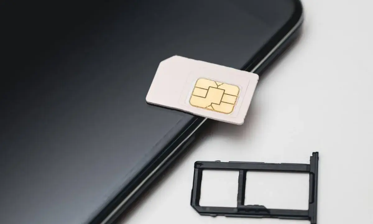 Karta SIM leży obok tacki na telefonie. W jakiej sieci numer?