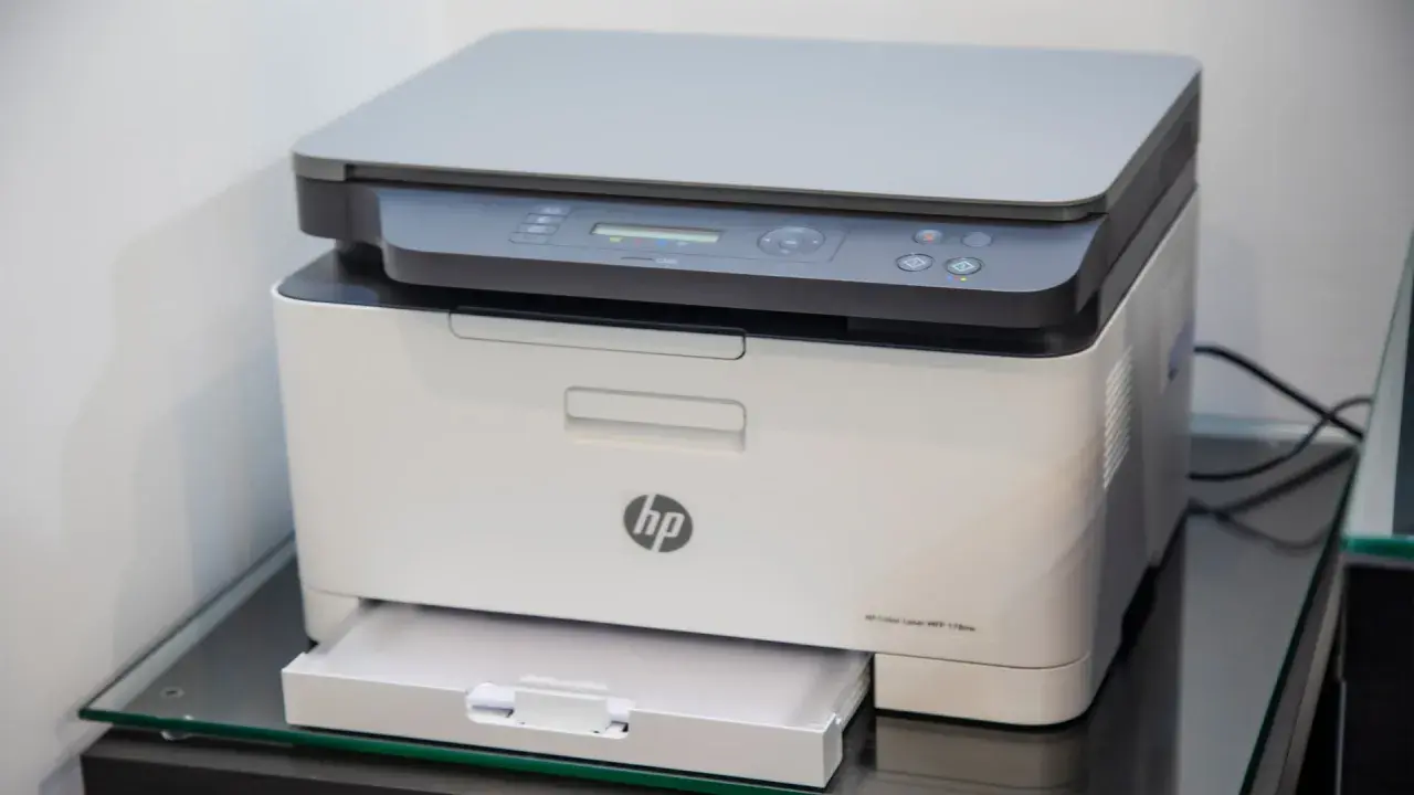 Drukarka HP Color Laser MFP 178nw na szklanej półce.