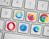 Ikony popularnych przeglądarek internetowych (Internet Explorer, Firefox, Chrome, Opera, Safari, Edge) na klawiaturze.