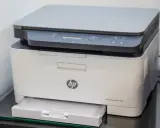 Drukarka HP Color Laser MFP 178nw na szklanej półce.