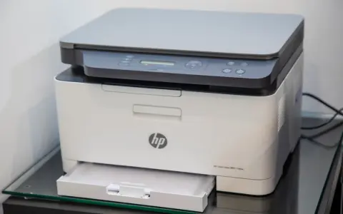 Drukarka HP Color Laser MFP 178nw na szklanej półce.