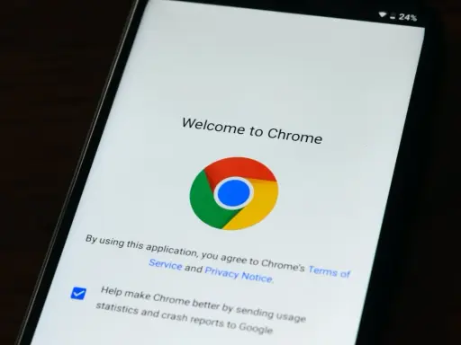 Twój telefon bezpieczny? Jak zaktualizować przeglądarkę (Android/iOS)