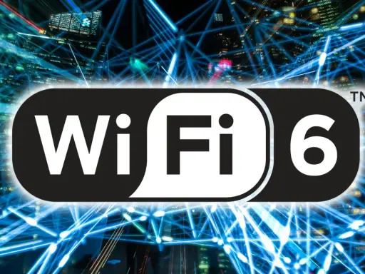 Logo Wi-Fi 6 na tle sieci światłowodów i miasta nocą.