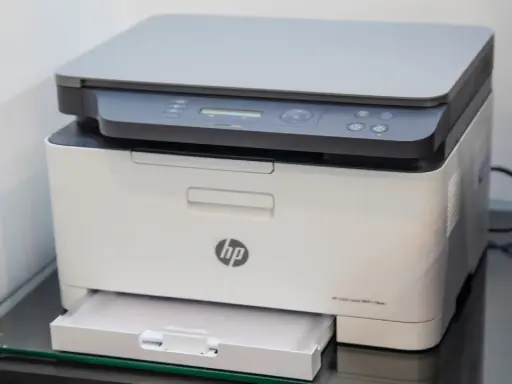 Drukarka HP Color Laser MFP 178nw na szklanej półce.