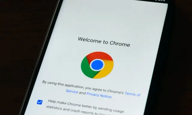 Twój telefon bezpieczny? Jak zaktualizować przeglądarkę (Android/iOS)