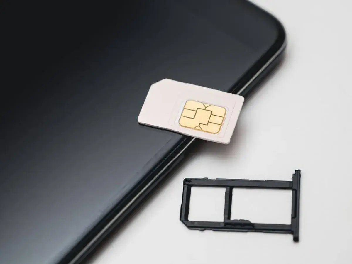 Karta SIM leży obok tacki na telefonie. W jakiej sieci numer?