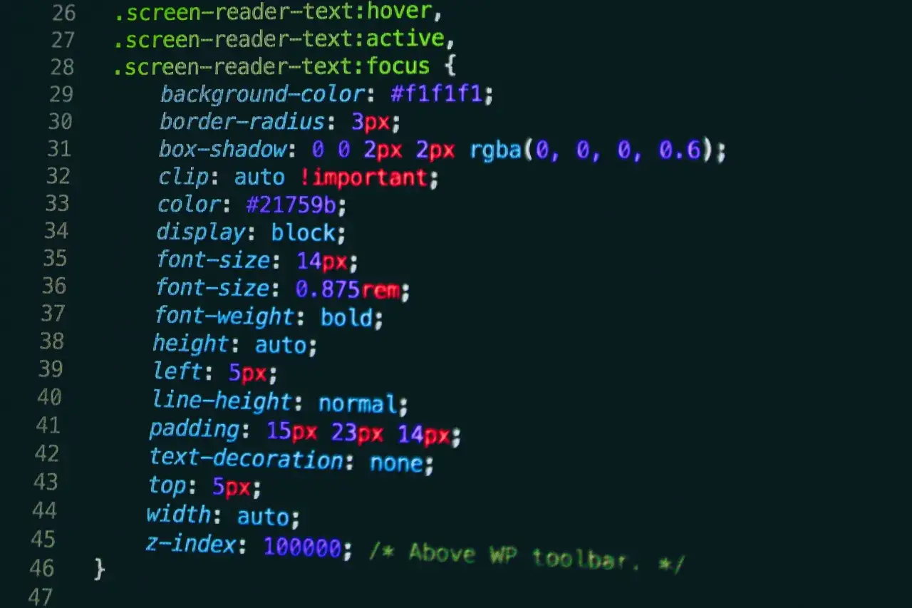 Fragment kodu CSS pokazujący, jak zmienić kolor czcionki HTML za pomocą właściwości `color: #21759b;`.