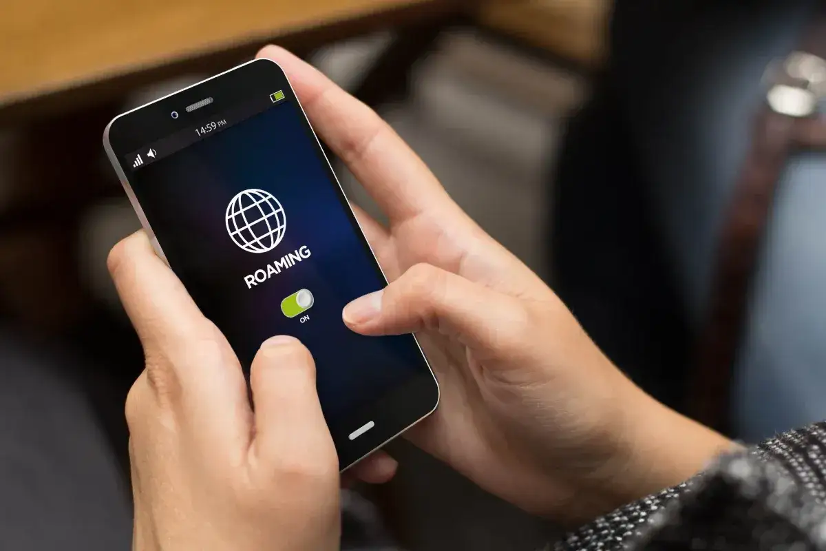 ikona roamingu na ekranie telefonu lub ustawienia roamingu w smartfonie